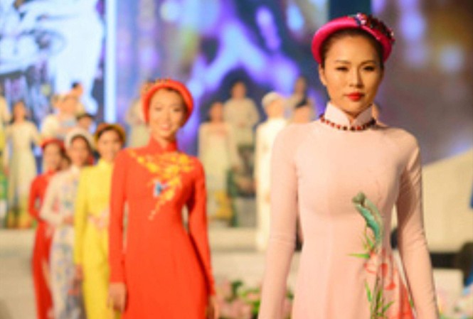 Thời trang kết hợp với ánh sáng 3D tại phố Nguyễn Huệ Thời trang kết hợp với ánh sáng 3D tại phố Nguyễn Huệ