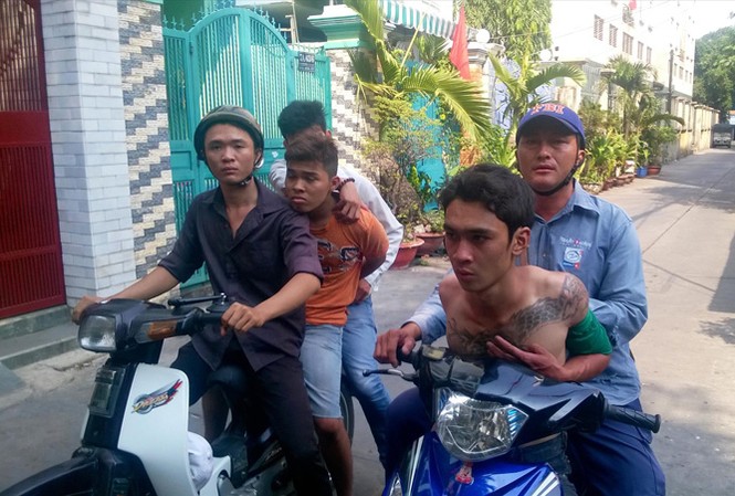 Lục Vân Tiên, hiệp sĩ thời nay: Ai bảo vệ ? “Hiệp sĩ đường phố” TPHCM trong một lần bắt giữ hai đối tượng cướp giật tài sản ở quận 10, TPHCM.