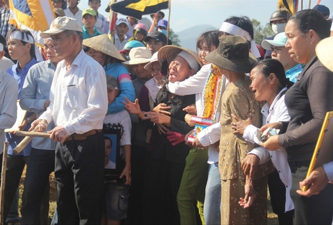Cha hiệp sĩ bị sát hại: 'Việc nghĩa, con cứ làm!' Nỗi đau quá lớn với những người ở lại. Ảnh: Thanh Trần.