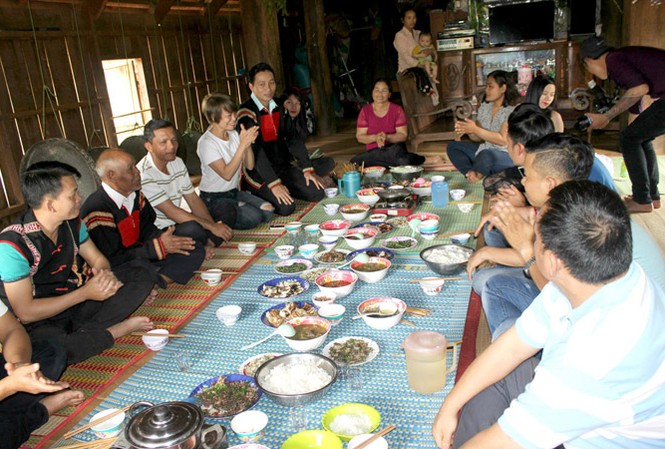 Con mang họ mẹ, cháu lấy tên ông bà! Nữ chủ nhà luôn ngồi ở vị trí đầu mâm cơm.