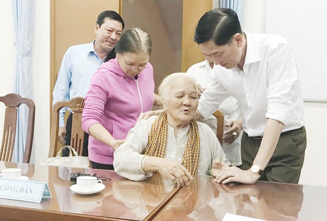 Ðối thoại kịp thời sẽ hạn chế khiếu kiện vượt cấp Phó Chủ tịch UBND TPHCM Trần Vĩnh Tuyến tiếp người dân khiếu nại trong dự án khu công nghệ cao (quận 9).