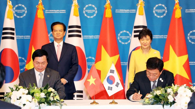 Việt Nam - Hàn Quốc: Kết thúc đàm phán Hiệp định Thương mại Tự do Lễ ký Biên bản thỏa thuận về kết thúc đàm phán Hiệp định Thương mại Tự do Việt Nam-Hàn Quốc. Ảnh: TTXVN