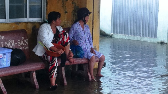 “Sắp về hưu, vẫn tái bổ nhiệm vì còn…trẻ!”: Đây là trường hợp cá biệt Bệnh viện Sản- Nhi Cà Mau sau cơn mưa bị ngập nước