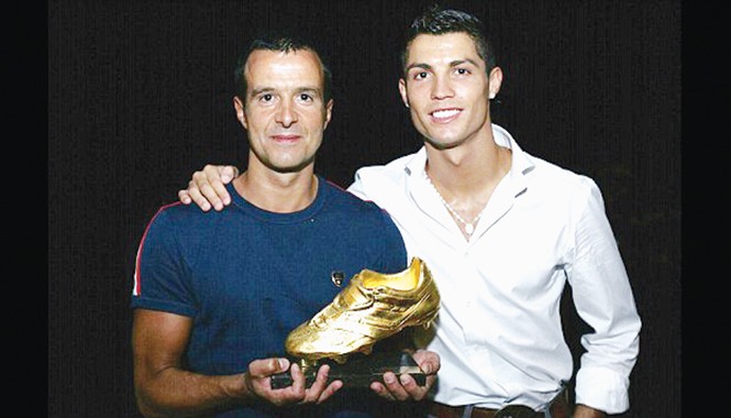 Muốn giải phóng Ronaldo, chồng 32.000 tỷ đồng cho Real Siêu “cò” Mendes cùng Ronaldo thời điểm ngôi sao người Bồ mới chuyển đến khoác áo Real với mức phí kỷ lục thời điểm đó. Ảnh: Getty Images