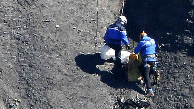 Cơ phó lao máy bay xuống núi 'muốn đi vào lịch sử' Tìm kiếm, thu gom thi thể nạn nhân. Ảnh: Reuters