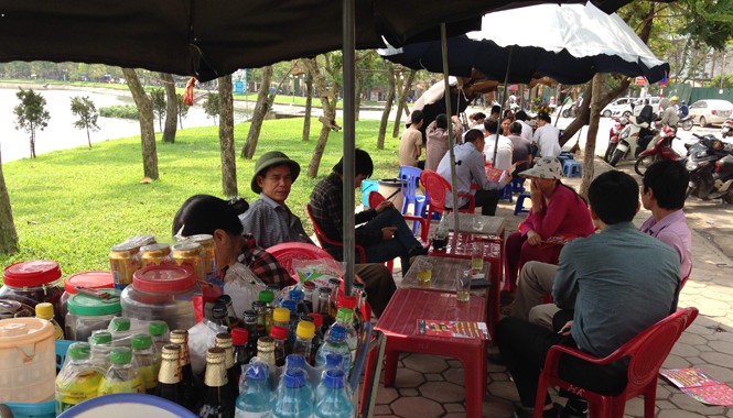 Công viên tràn ngập hàng rong, “chợ tình” Hàng quán ăn uống tràn ngập quanh hồ Ba Mẫu. Ảnh: Tuấn Minh