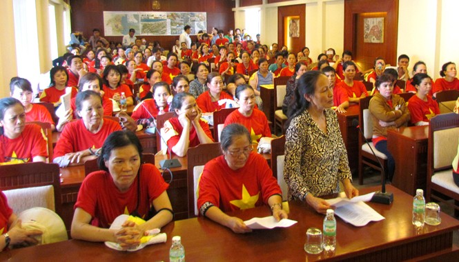 Tiểu thương phản đối xây Chợ Đầm mới Bà Ngô Thị Bình (đứng), đại diện tiểu thương Chợ Đầm phát biểu ý kiến trong cuộc đối thoại