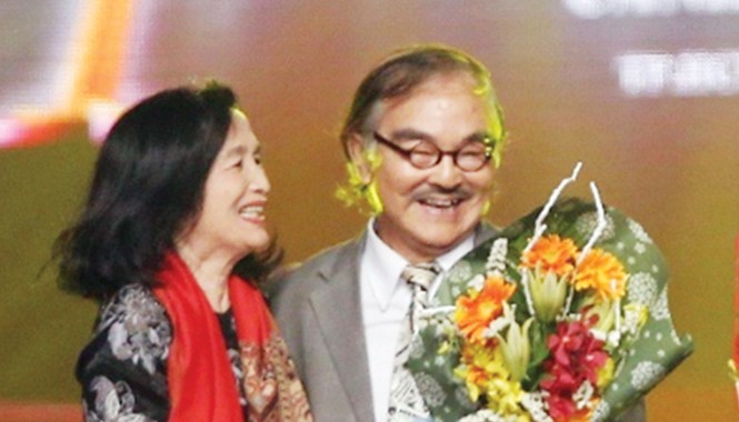NSND Thế Anh: “Đại sứ hòa hợp dân tộc” NSND Trà Giang đang trao kỷ niệm chương Vì thành tựu phát triển điện ảnh Việt Nam nhân dịp liên hoan phim Cánh diều Vàng 2014