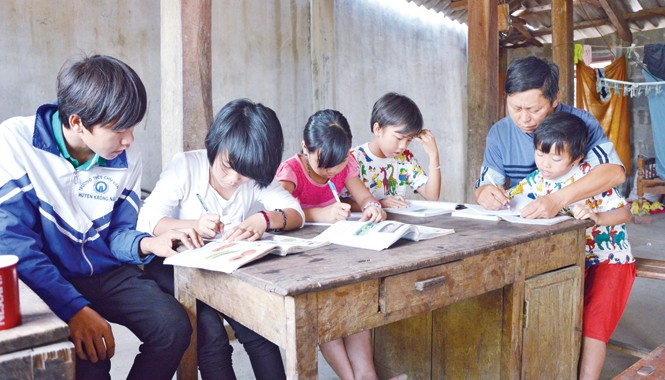 Những đứa trẻ bị bỏ rơi và người đàn ông dân tộc kỳ lạ Những lúc rảnh ông lại dạy các con học