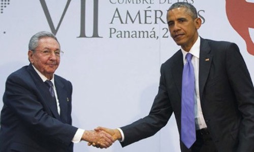 Ngày 20/7, Mỹ, Cuba mở lại đại sứ quán Chủ tịch Cuba Raul Castro (trái) bắt tay Tổng thống Mỹ Barrack Obama trong cuộc gặp tại Panama hồi tháng 4.