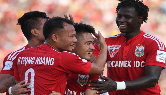 Vòng 18 V.League 2015: Ghế ông Mai Đức Chung 'nóng rẫy' Nếu B.Bình Dương không được hưởng niềm vui chiến thắng như thế này trong trận đấu chiều nay, chiếc ghế của HLV Mai Đức Chung sẽ lung lay dữ dội. Ảnh: VSI