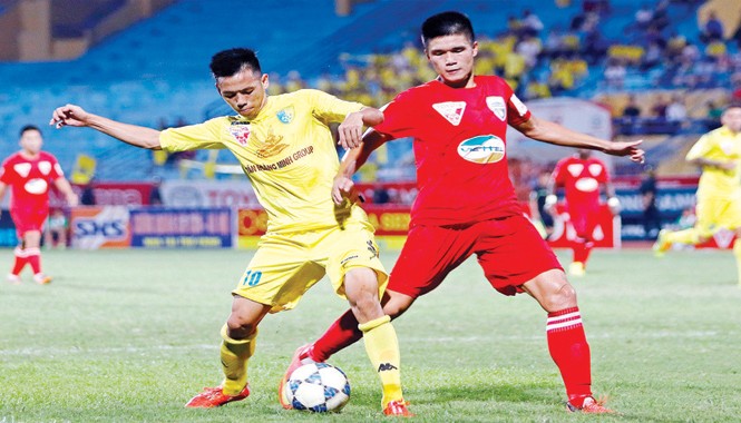 Vòng 18 V.League: HA.GL lại về đáy bảng Thanh Hoá (phải) đánh mất ngôi đầu sau trận thua T&T Hà Nội chiều qua. Ảnh: Như Ý