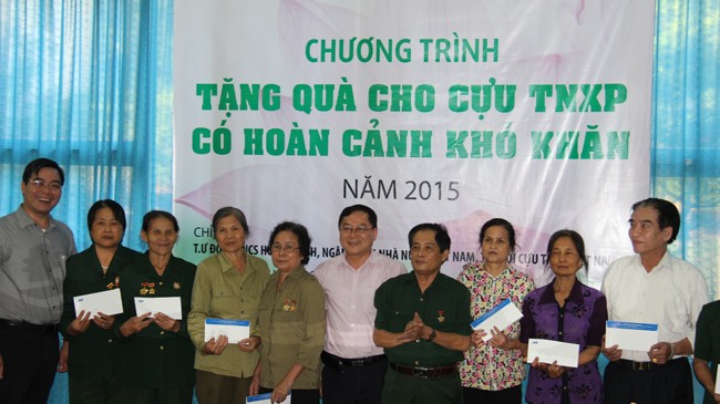 Tiền Phong trao quà cho cựu TNXP, học sinh nghèo Yên Bái Trao quà cho cựu TNXP tỉnh Yên Bái