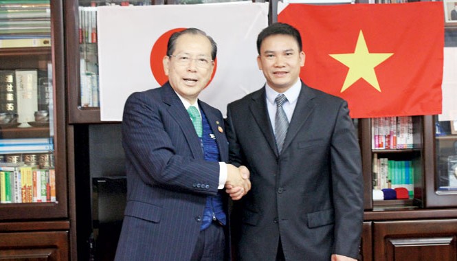 Theo đam mê đến cùng cho dù thất bại Doanh nhân Bùi Ngọc Chung (phải) và Chủ tịch Tập đoàn Japan Life Nhật Bản.