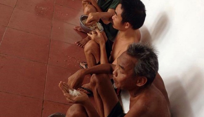 Tin mới vụ 'ăn chặn' tiền trợ cấp của người tâm thần Bữa ăn của người tâm thần. Ảnh: Lan Đàm