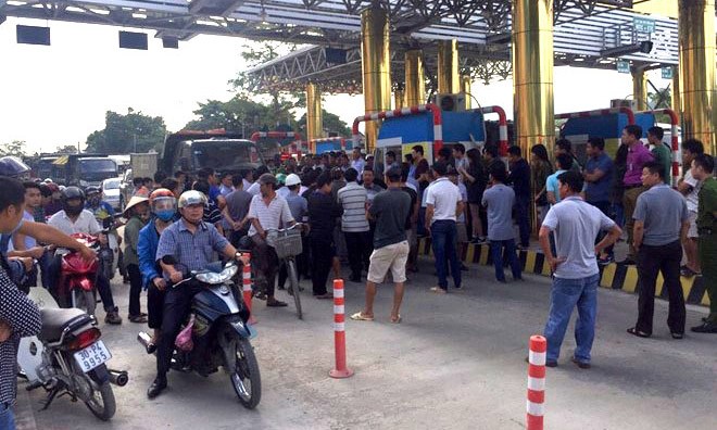 Vì sao dân bao vây trạm thu phí Lương Sơn? Trạm thu phí QL 6 đặt tại thị trấn Lương Sơn của Cty TNHH BOT QL6 Hòa Lạc – Hòa Bình bị hàng trăm người dân Lương Sơn phong tỏa sáng 7.11. Ảnh: Lao Động