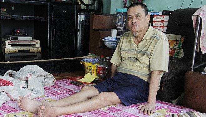Dân làng pháo bị đòi nợ sau... gần 20 năm Ông Võ Ngọc Minh (phường Hòa Hiệp Nam, Liên Chiểu) bệnh tật mất sức lao động, nay bế tắc trước món nợ từ gần 20 năm trước. Ảnh: Thanh Trần