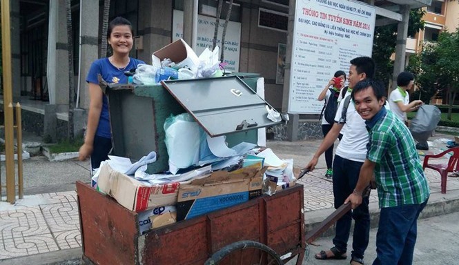 Gom ve chai làm từ thiện Các tình nguyện viên nhóm Mầm xanh nhặt ve chai gây quỹ từ thiện.