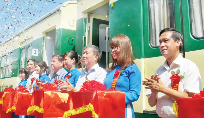 Ðoàn tàu tái cơ cấu trên đà tăng tốc Ông Trần Ngọc Thành - Chủ tịch HÐTV ÐSVN (thứ 3 từ phải qua) cắt băng, chính thức đưa tuyến đường sắt Hà Nội - Ðồng Ðăng vào hoạt động. Ảnh: Bảo An