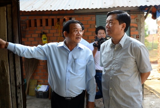 Tuần đầu tiên của ông Đinh La Thăng Ông Đinh La Thăng đi thăm căn nhà của bà Oanh và yêu cầu lãnh đạo Củ Chi sớm sửa lại nhà đã xuống cấp cho bà. Ảnh: Tuổi Trẻ