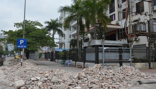 'Phong tỏa' chi cục thuế TP Hạ Long bằng phế thải Toàn bộ mặt tiền và lối vào Chi cục thuế bị phong tỏa bằng phế thải.