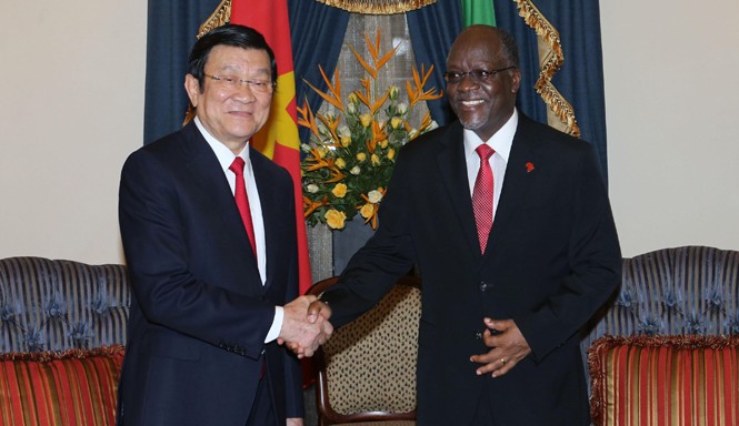 Việt Nam, Tanzania chú trọng hợp tác nông nghiệp, viễn thông Tổng thống Tanzania John Magufuli đón Chủ tịch nước Trương Tấn Sang. Ảnh: TTXVN