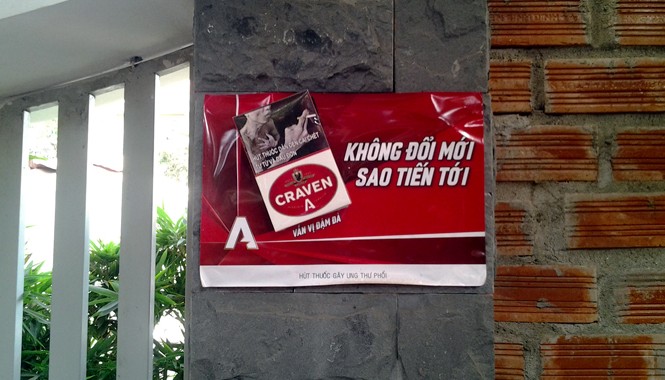 Công khai quảng cáo thuốc lá? Áp - phích quảng cáo thuốc lá dán đầy trên các bức tường của nhiều quán cà phê, tiệm tạp hóa trên địa bàn Pleiku.