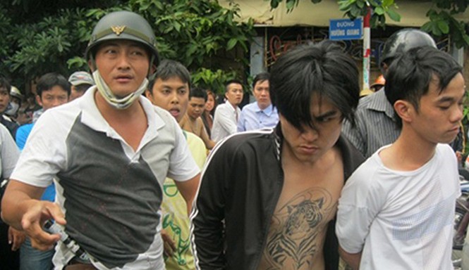Khuyến cáo người dân cách ứng phó với cướp “Hiệp sĩ” Minh Tiến (trái) khống chế đối tượng cướp giật.