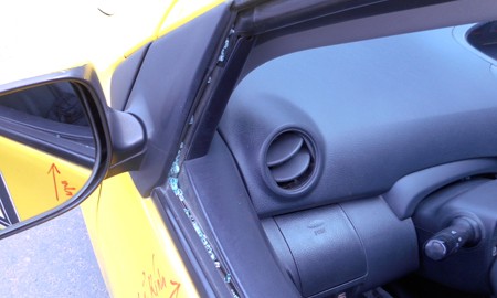 Táo tợn chặn taxi để cướp gần sân bay Cam Ranh Xe taxi của anh Huy bị đập bể kính.