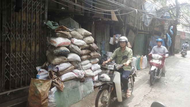 Lều lán đồng nát chiếm dụng lề đường Lều lán đồng nát chiếm dụng lề đường