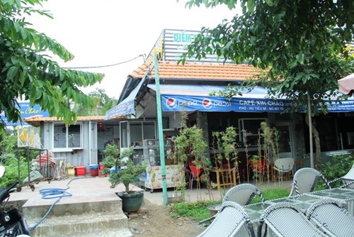 Vụ quán cà phê Xin Chào: Lại kiếm chuyện... container! Khu vực ông Tấn đặt thùng hàng container làm nơi rửa chén. Ảnh: Dân Việt
