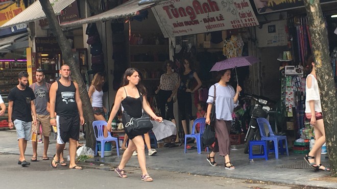 Du lịch Hà Nội: Quyết giữ ngôi vị số 1 'an lành, thân thiện' Hàng quán tràn ra chiếm vỉa hè khiến du khách phải đi bộ dưới lòng đường. Ảnh chụp ngày 27/7 trên phố Hàng Đào. Ảnh: Hà Thanh