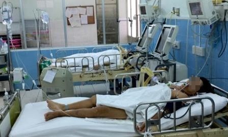 Ngộ độc khí than, 4 người hôn mê 4 nạn nhân đang được chăm sóc, điều trị tại bệnh viện Nguyễn Tri Phương. Ảnh: Phapluatplus