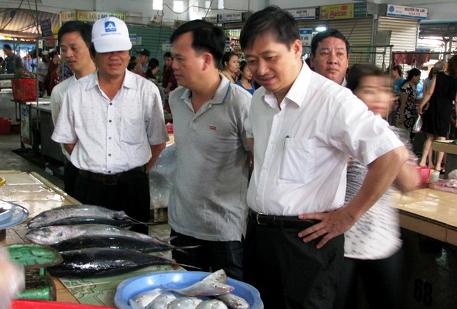 Không dám khẳng định 100% cá về bờ được kiểm nghiệm Phó chủ tịch UBND TP.Đà Nẵng Đặng Việt Dũng (phải).