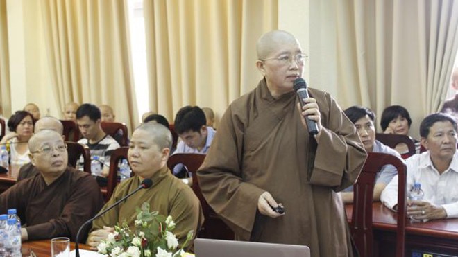Lùm xùm nhà sư bảo vệ luận án tiến sĩ Ni sư Thích Đàm Kiên (bìa trái, ngồi) tham dự lễ bảo vệ của em gái - ni sư Thích Đàm Lan (người đứng). Ảnh: Nguồn Internet
