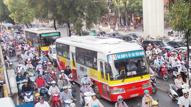Một xe buýt 'chọi' 300 ô tô, 3.000 xe máy Mỗi xe buýt đang phải cạnh tranh đường với 300 ô tô, 3.000 xe máy. Ảnh: Anh Trọng