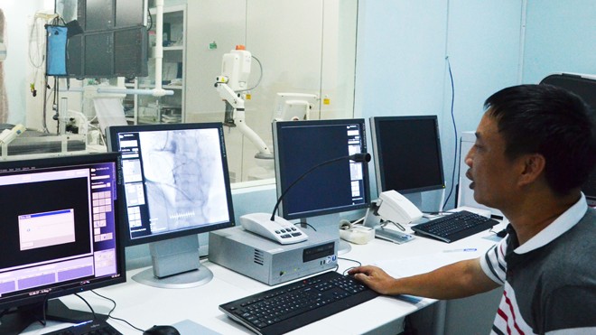 Chuyện lạ về y đức của một bậc chân tu Đêm đêm bác sỹ Điền ở lại phòng máy miệt mài nghiên cứu.