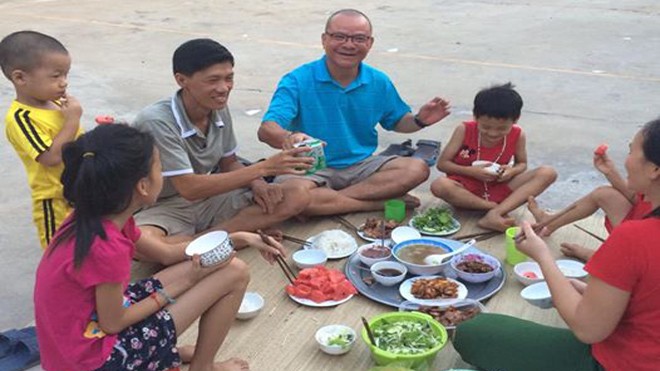 Nhà văn đạp xe xuyên Việt - Bài 2: Về nơi nắng lửa Kỳ Anh Ăn cơm với một gia đình ngư dân ở Kỳ Phương, Kỳ Anh, Hà Tĩnh.