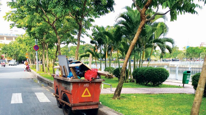 Xử lí rác thải còn nhiều bất cập Xe rác xuống cấp nên rác cứ lộ thiên bên ngoài.