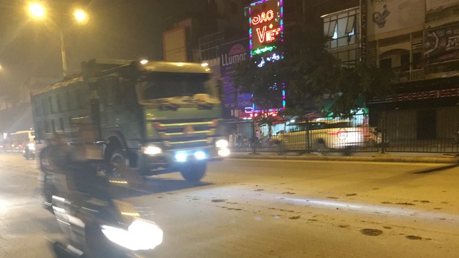 Xử phạt nguội, cấm ra đường nhiều xe tải vi phạm Xe tải đeo biển “Cty 901” chạy vào phố cấm Giải Phóng (Hoàng Mai) không phép tối 3/10. Ảnh: A.T