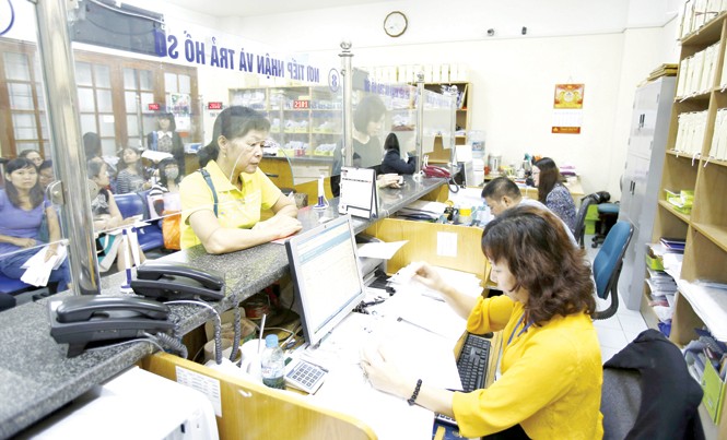 Tiền đâu tăng lương cho cán bộ? Lương công chức, viên chức không thể mãi trông chờ vào ngân sách nhà nước. Ảnh: Như Ý