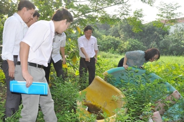 Hà Nội tăng cường phòng chống dịch Zika Lãnh đạo Sở Y tế Hà Nội kiểm tra thực tế công tác phòng, chống dịch bệnh. Ảnh: Phapluatplus