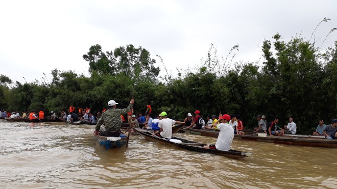 Cả làng tìm nữ sinh mất tích vì lật thuyền Lực lượng chức năng và cả làng Vinh Quang nỗ lực tìm kiếm nữ sinh mất tích.