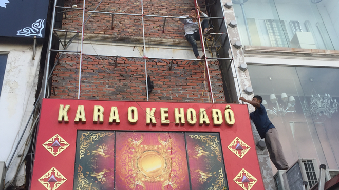 Đóng cửa, đình chỉ hàng loạt quán karaoke UBND quận Cầu Giấy đã yêu cầu toàn bộ các quán karaoke trên địa bàn dừng hoạt động, tháo dỡ biển hiệu sai quy định. Ảnh: Nguyễn Hoàn