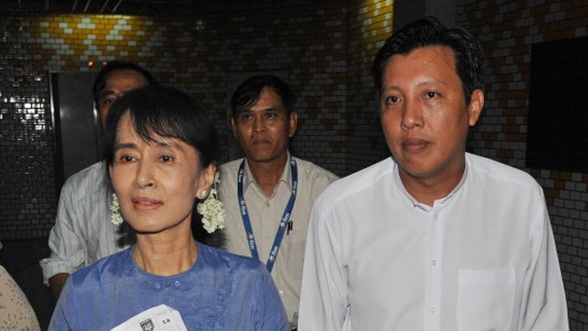Tỉ phú quyền lực của bóng đá Myanmar: Tư bản thân hữu hay người yêu nước? Bà Aung San Suu Kyi và Chủ tịch MMF, tỷ phú Zaw Zaw rời sân vận động sau khi theo dõi một trận đấu tại Rangon năm 2011. Ảnh: GETTY IMAGES