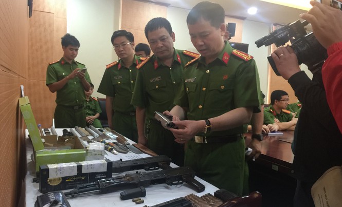 Tội phạm 'núp bóng' kinh doanh hợp pháp Công an Hà Nội thu giữ nhiều vũ khí khi triệt phá băng nhóm Long “ma”