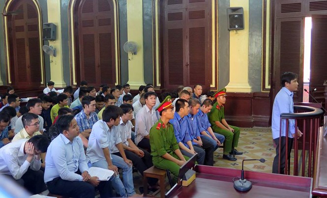 Bác sĩ, kỹ sư tham gia đường dây đánh bạc 'người dệt mộng' Các bị cáo đường dây đánh bạc “người dệt mộng” hầu tòa ngày 25/11. Ảnh: Tân Châu