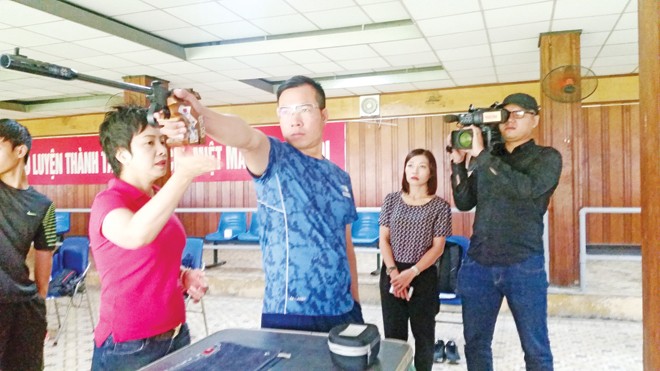 Trước thềm đại hội Liên đoàn Bắn súng VN: Nan giải bài toán kinh phí Xạ thủ Hoàng Xuân Vinh tập luyện chuẩn bị cho các giải đấu năm 2017. Ảnh: T.TÚ