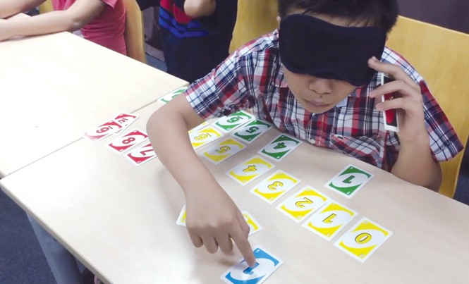'Kích hoạt não giữa': Không phép vẫn hoạt động Học viên bịt mặt xếp hình hoặc đọc chữ là một trong những hoạt động của chương trình “kích hoạt não giữa”.