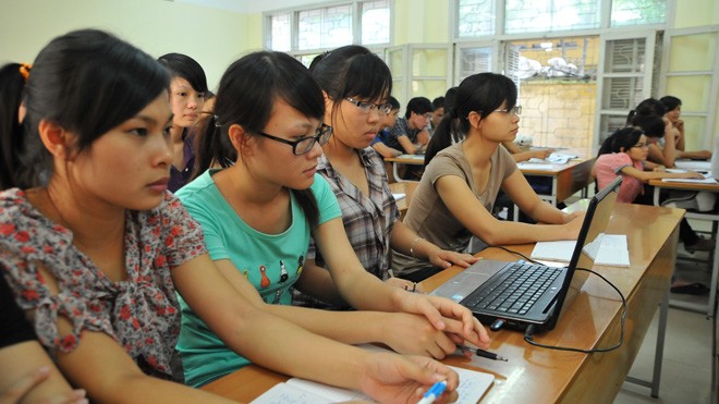 Đầu tư theo sản phẩm cho giáo dục đại học Sinh viên Đại học Khoa học Xã hội và Nhân văn, Đại học Quốc gia Hà Nội trên giảng đường. Ảnh: Hồng Vĩnh